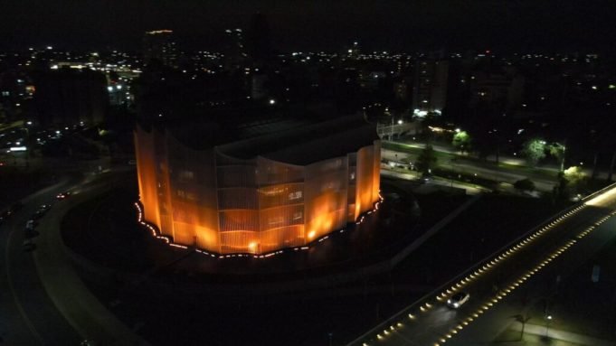 EN EL DÍA MUNDIAL DE LA PREVENCIÓN DEL SUICIDIO, LA LEGISLATURA SE ILUMINA CON LUCES NARANJAS.
