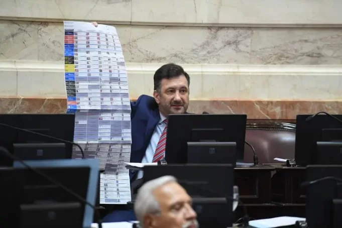 EL OFICIALISMO LOGRÓ APROBAR EL PROYECTO DE BOLETA ÚNICA DE PAPEL Y FUE DEVUELTO CON CAMBIOS A DIPUTADOS.
