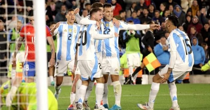 ELIMINATORIAS: LA SELECCIÓN ARGENTINA GOLEÓ 3-0 A CHILE.