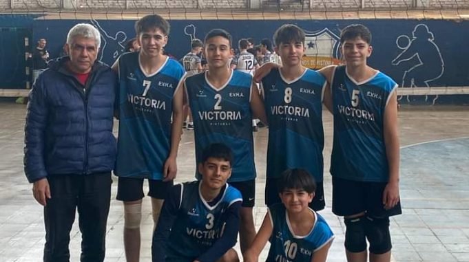VOLEY: ATLÉTICO DE ISCHILÍN SE IMPONE EN EL PARTIDO DE VUELTA ANTE JUVENTUD AGRARIA DE COLONIA CAROYA.