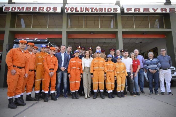 MYRIAN PRUNOTTO ENTREGÓ APORTES PROVINCIALES A BOMBEROS DE FREYRE Y PORTEÑA.
