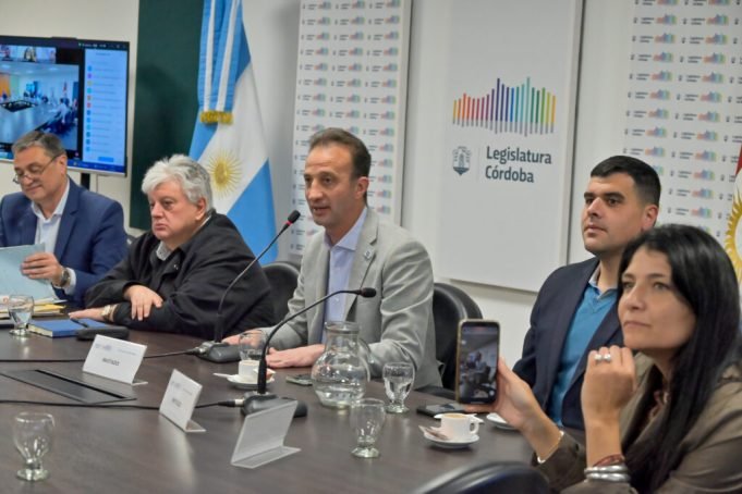 EN COMISIÓN, APROBARON LOS NUEVOS RADIOS MUNICIPALES DE OLIVA Y SAN JOSÉ DE LA DORMIDA.