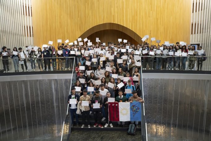 EN LA LEGISLATURA, ESTUDIANTES SECUNDARIOS PARTICIPARON DEL PROGRAMA PARLAMENTO JUVENIL.