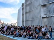 ALUMNOS DE ARQUITECTURA REALIZAN UN TALLER DE COLOR EN EL EXTERIOR DEL EDIFICIO LEGISLATIVO.