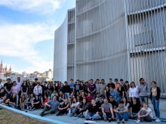 ALUMNOS DE ARQUITECTURA REALIZAN UN TALLER DE COLOR EN EL EXTERIOR DEL EDIFICIO LEGISLATIVO.