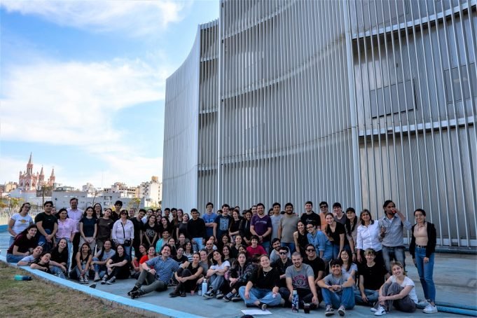 ALUMNOS DE ARQUITECTURA REALIZAN UN TALLER DE COLOR EN EL EXTERIOR DEL EDIFICIO LEGISLATIVO.