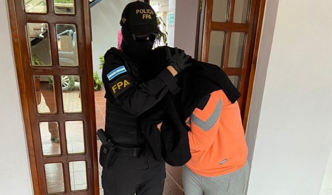 DEÁN FUNES: VENDÍA EN UN HOSPEDAJE, REALIZABA DELIVERY DE DROGAS Y QUEDÓ DETENIDA POR LA FPA