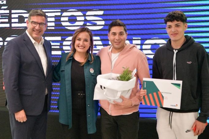 LA VICEGOBERNADORA ENTREGÓ 53 CRÉDITOS HIPOTECARIOS JUNTO AL PRESIDENTE DE BANCOR.