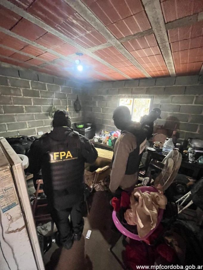 CRUZ DEL EJE: LANZABAN DROGA CON GOMERAS A LA CÁRCEL Y QUEDARON DETENIDOS POR LA FPA.