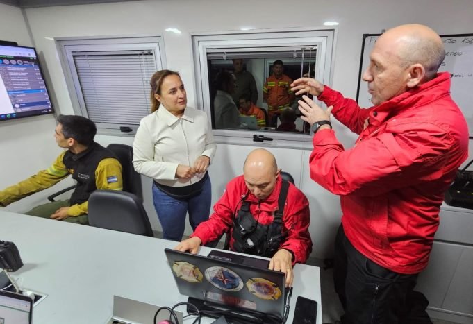 MYRIAN PRUNOTTO VISITÓ A LOS BOMBEROS QUE COMBATEN LOS INCENDIOS EN LAS SIERRAS.