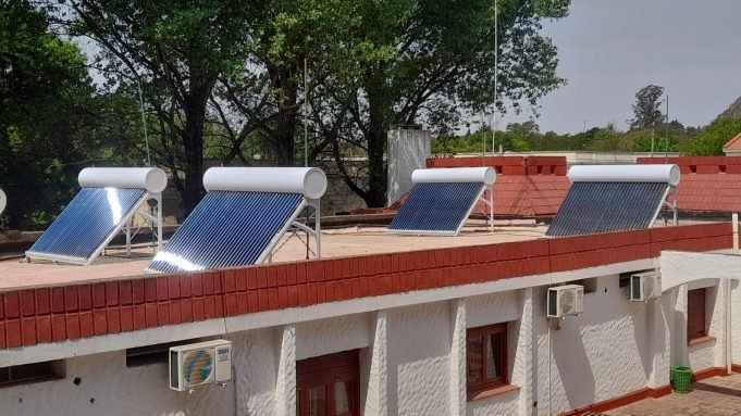 Futuro más sustentable en Villa Tulumba: Colocaron termotanques solares en la Hostería Municipal.