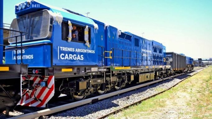El gobierno anunció que privatizará la empresa de trenes Belgrano Cargas.