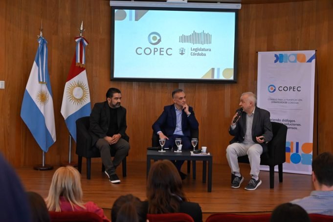 LA IMPORTANCIA DE LA OPINIÓN PÚBLICA, EJE DE UN CONVERSATORIO EN LA LEGISLATURA.