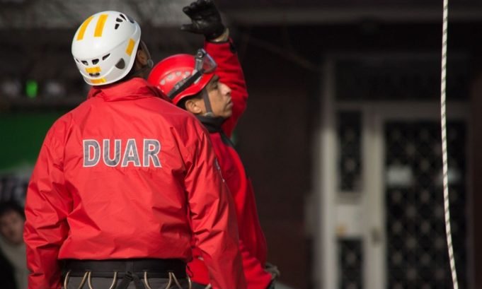 Derrumbe en Villa Gesell: bomberos de la Policía de Córdoba se suman a las tareas de rescate.