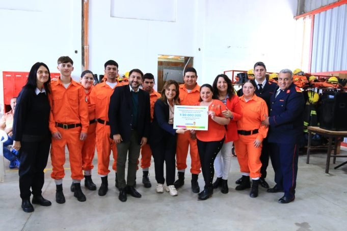 LA VICEGOBERNADORA MYRIAN PRUNOTTO ENTREGÓ APORTES A BOMBEROS VOLUNTARIOS EN LA TORTILLA Y DEVOTO.