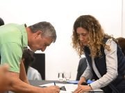 LA PROVINCIA ENTREGÓ MÁS DE $1.100 MILLONES PARA LA RECONSTRUCCIÓN DE VIVIENDAS AFECTADAS POR LOS INCENDIOS.