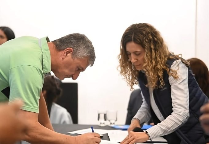 LA PROVINCIA ENTREGÓ MÁS DE $1.100 MILLONES PARA LA RECONSTRUCCIÓN DE VIVIENDAS AFECTADAS POR LOS INCENDIOS.