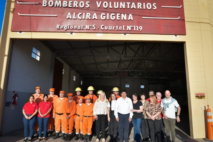 MYRIAN PRUNOTTO ENTREGÓ APORTES A BOMBEROS DE SAN AGUSTÍN Y ALCIRA GIGENA.