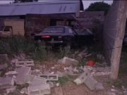 Deán Funes: Un Taunus se incrustó en la tapia de una propiedad en B° Los Algarrobos.