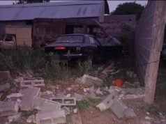 Deán Funes: Un Taunus se incrustó en la tapia de una propiedad en B° Los Algarrobos.