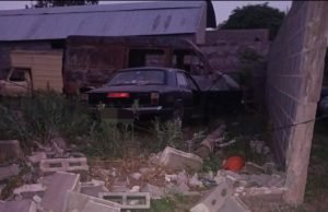 Deán Funes: Un Taunus se incrustó en la tapia de una propiedad en B° Los Algarrobos.