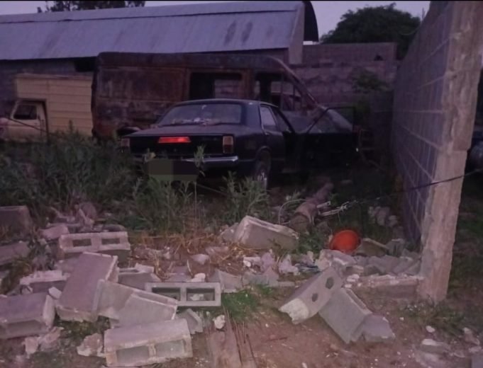 Deán Funes: Un Taunus se incrustó en la tapia de una propiedad en B° Los Algarrobos.