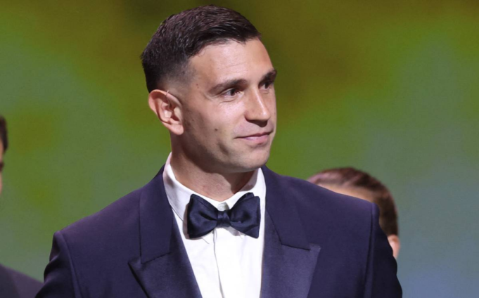 Balón de Oro 2024: Dibu Martínez ganó el premio al Mejor Arquero.