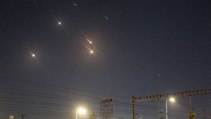IRÁN LANZÓ UN ATAQUE CON MISILES CONTRA ISRAEL Y CRECE LA VIOLENCIA EN MEDIO ORIENTE.