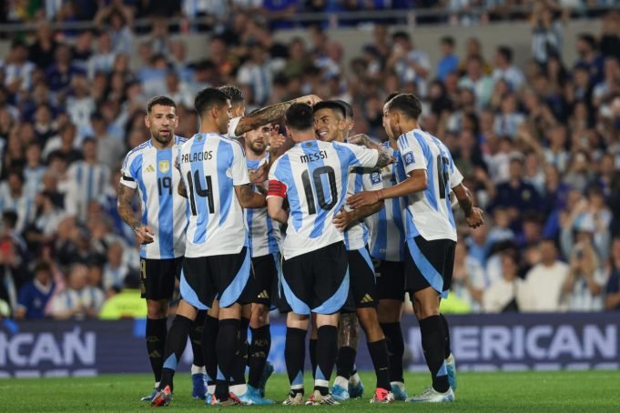 Argentina venció a Bolivia 6-0 y lidera las Eliminatorias.