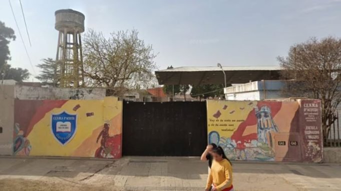 Córdoba: un alumno le dio un puñetazo a una profesora y huyó.
