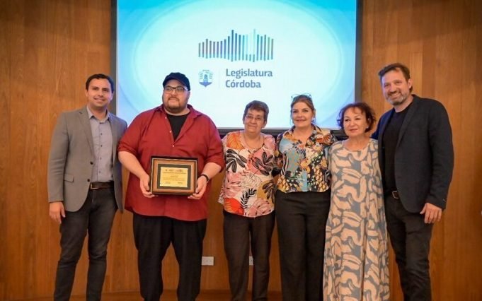 La Legislatura reconoció al director teatral Enrique Giungi.