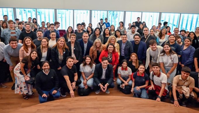 Jóvenes diseñarán proyectos de ley como parte del programa Parlamento Estudiantes Legisladores.