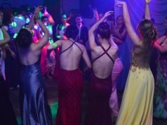 Moda circular para egresados: Proponen prestamos de trajes y vestidos para alumnos de 6° año.
