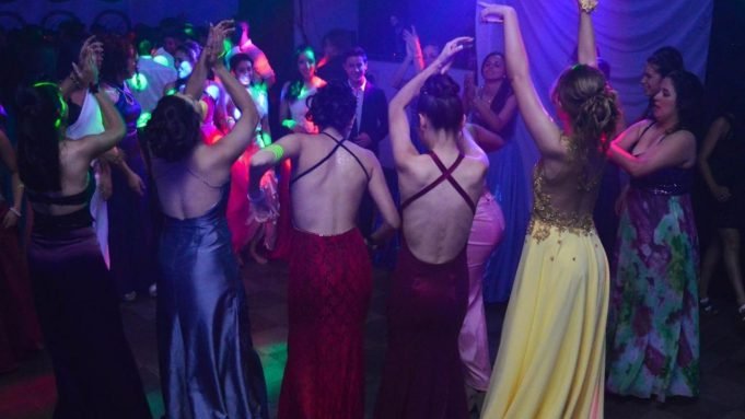 Moda circular para egresados: Proponen prestamos de trajes y vestidos para alumnos de 6° año.