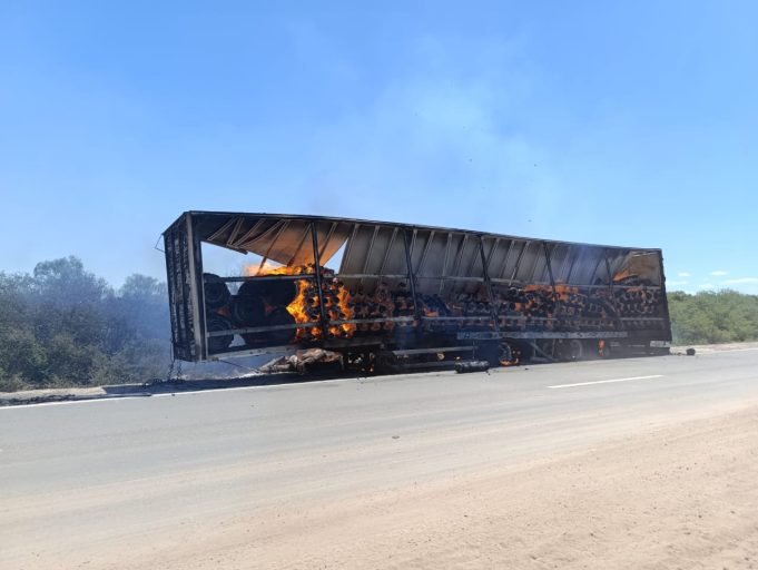 Lucio V. Mansilla: Se prendió fuego un camión que transportaba rollos de telas.
