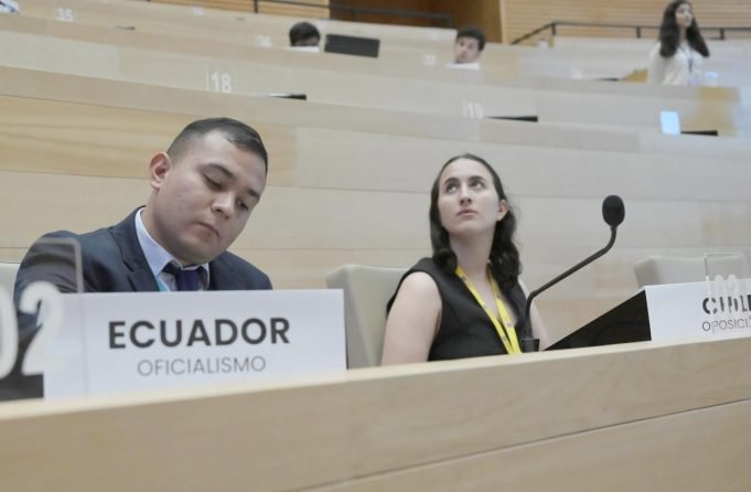 Estudiantes universitarios debatieron sobre regulación de la Inteligencia Artificial en Latinoamérica.