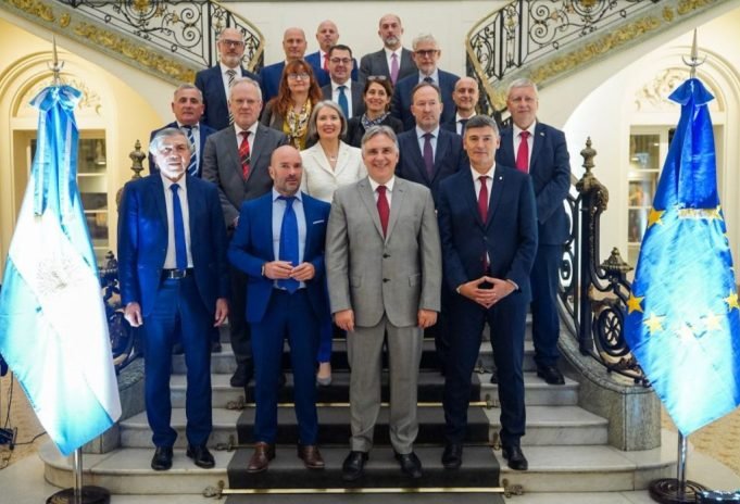 Llaryora se reunió con embajadores de la Unión Europea.