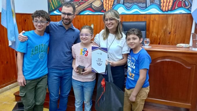 Reconocieron en el Concejo Deliberante a una niña que participó en las Olimpiadas de Matemática en Chile.