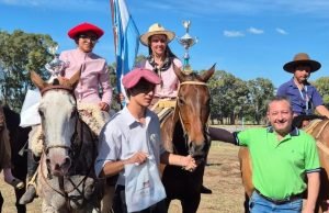 Figueroa presente en las destrezas gauchas festejando el Día de la Tradición.