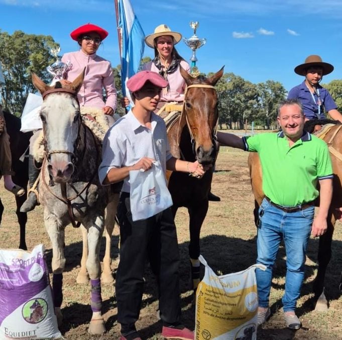 Figueroa presente en las destrezas gauchas festejando el Día de la Tradición.