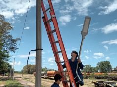 Deán Funes: Colocaron luminarias led en el predio del ferrocarril.