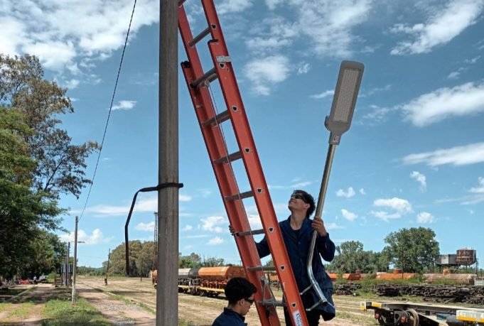 Deán Funes: Colocaron luminarias led en el predio del ferrocarril.