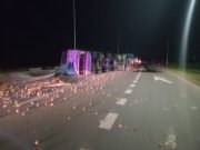 Empalme Rutas N9 y 60: Un camión que transportaba 44.000 Kg de papas perdió el control y volcó.