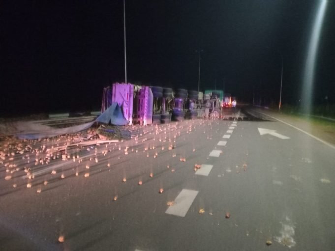 Empalme Rutas N9 y 60: Un camión que transportaba 44.000 Kg de papas perdió el control y volcó.