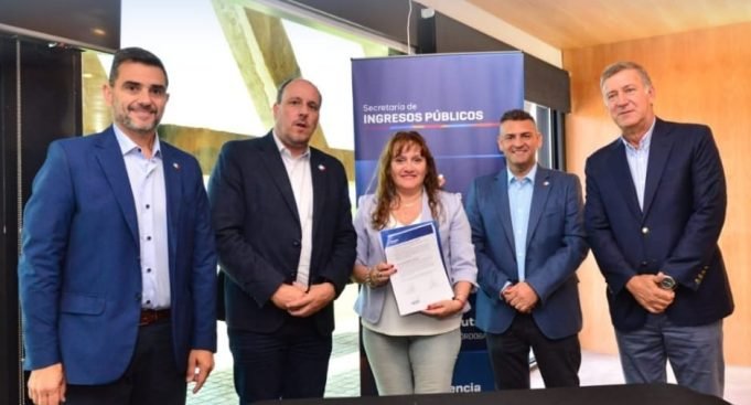 Firma de convenios integrados entre el ministerio de economía y el municipio.