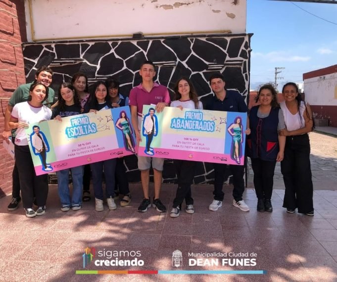 Entrega de vouchers a los abanderados y escoltas de escuelas secundarias.