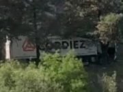 Un camión quedó colgado en la ruta 5 de Córdoba a punto de caerse al Dique Los Molinos.