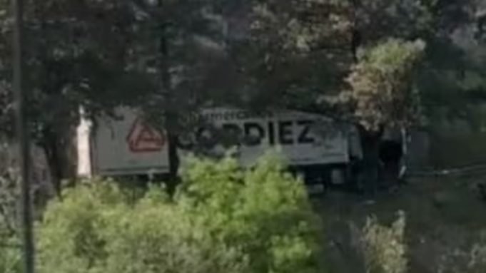 Un camión quedó colgado en la ruta 5 de Córdoba a punto de caerse al Dique Los Molinos.