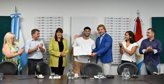 La Legislatura reconoció a Jeremías Azaña por su desempeño en el squash.