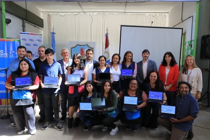 Myrian Prunotto entregó 184 netbooks en el marco del programa Tecno Presente.